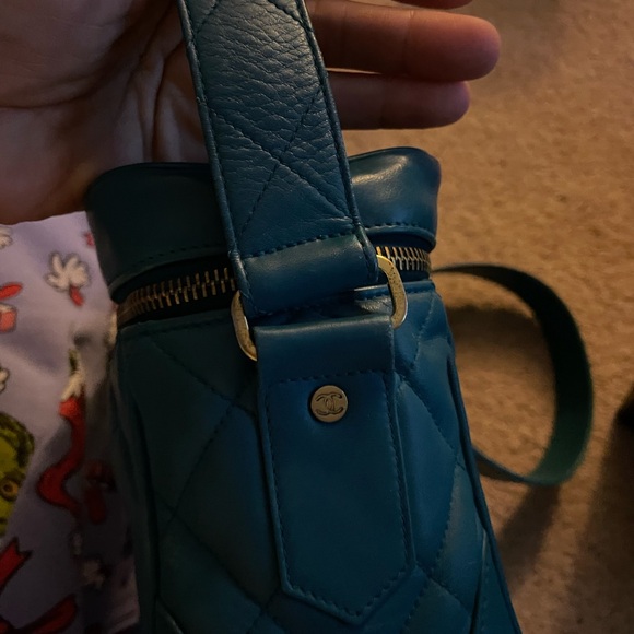 Vintage CHANEL Turquoise Quilted Vanity Handbag - Picture 7 of 15
